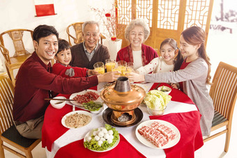 幸福家庭过年吃团圆饭