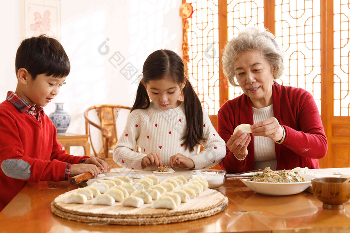 老人教孩子们学包饺子和谐清晰图片