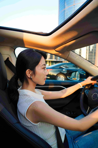 开车女人中国人仅女人方向盘场景