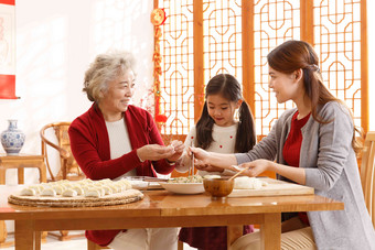 幸福家庭<strong>饺子</strong>女孩团结节日氛围图片