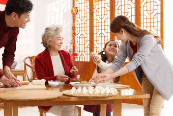 幸福家庭<strong>饺子</strong>老年人四个人春节氛围镜头