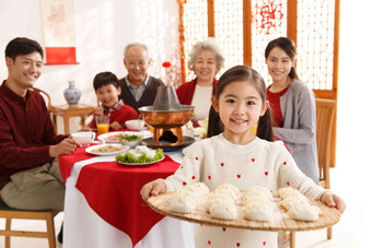 小女孩过年端着饺子老年人氛围镜头