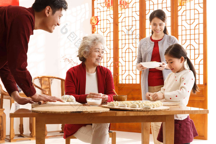 幸福家庭饺子女人饮食彩色图片