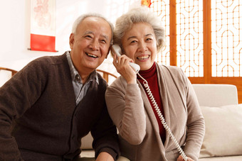 老年夫妇打电话生活方式写实影相