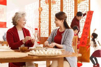 幸福家庭饺子家庭饮食中国元素相片