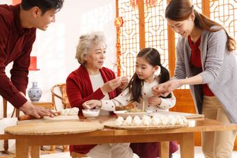 幸福家庭饺子老年人祝福女儿