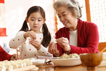 幸福家庭饺子<strong>温馨</strong>关爱户内氛围摄影