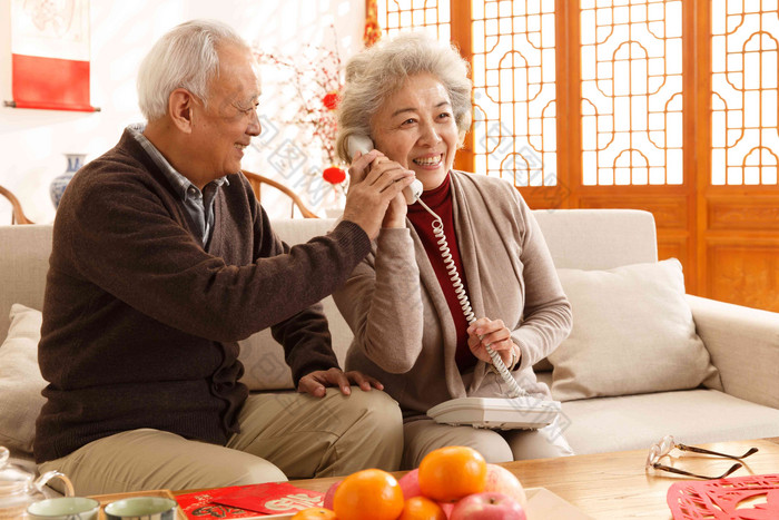 老年夫妇打电话健康的清晰相片