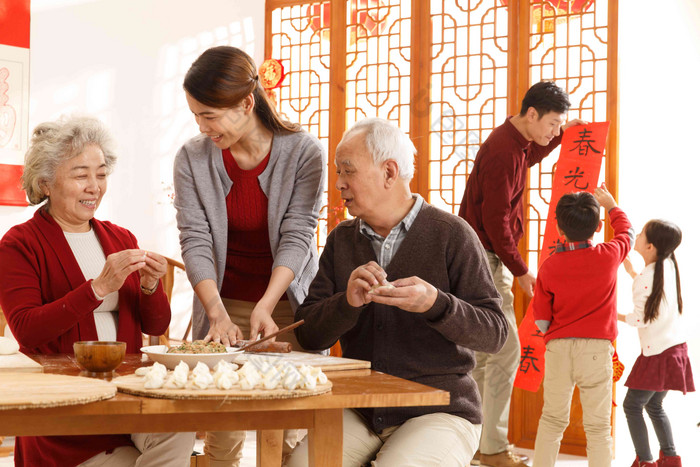 幸福家庭饺子团圆饭祝福节日高清镜头 过年聚会