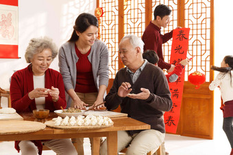 幸福家庭过年包饺子