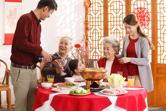 幸福家庭过年吃团圆饭