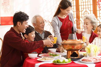 幸福家庭过年关爱传统节日氛围相片