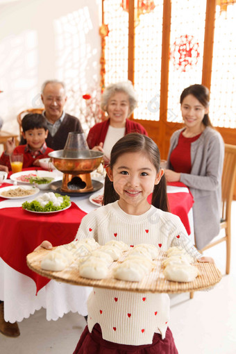 小女孩过年端着饺子孙子照片