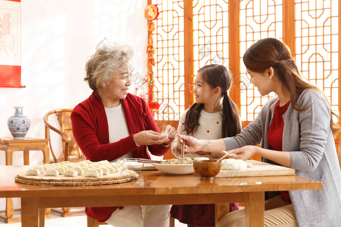 幸福家庭饺子食品毛衣孙女照片