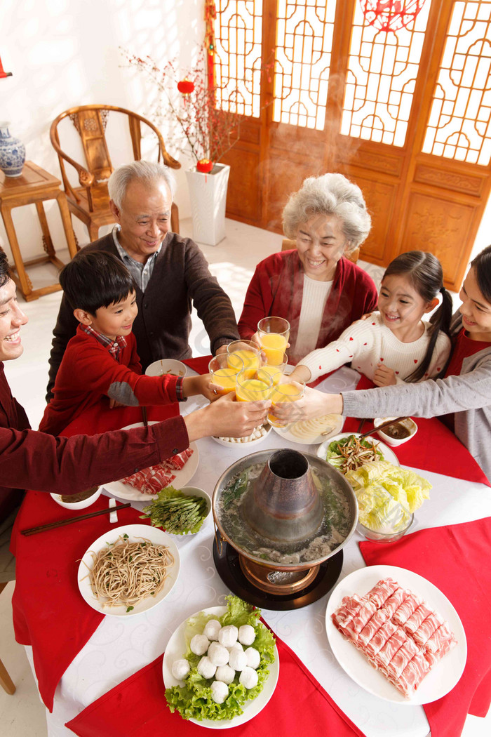 幸福家庭过年玻璃杯中国人相片团圆饭