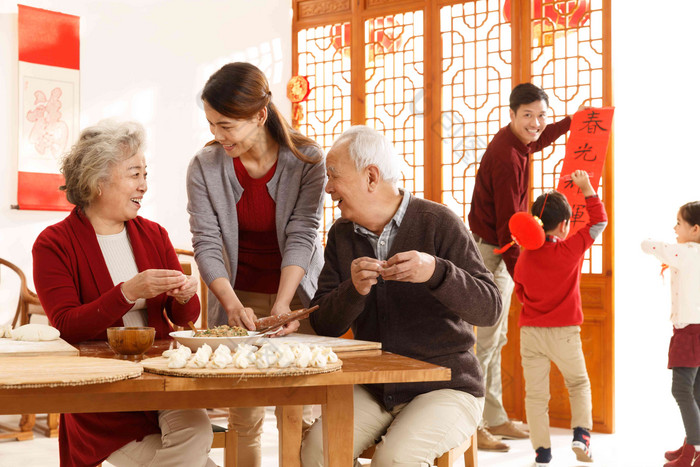 幸福家庭饺子包饺子祝福春联写实素材