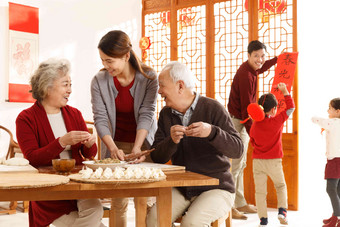 幸福家庭饺子包饺子<strong>祝福</strong>春联写实素材