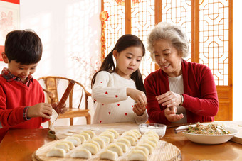 幸福家庭饺子团圆饭三个人联系氛围照片