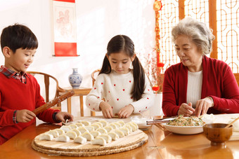 幸福家庭饺子包饺子和谐两个孩子的家庭相片