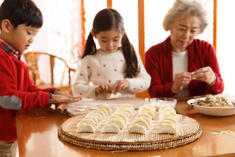 幸福家庭饺子包饺子食品6岁到7岁照片