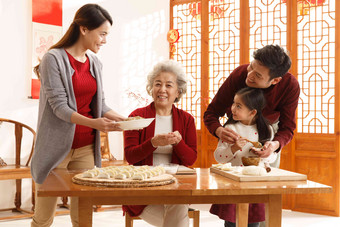 幸福家庭饺子家庭庆祝65到69岁清晰相片