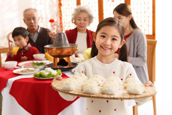 小女孩过年端着饺子孙子高端素材