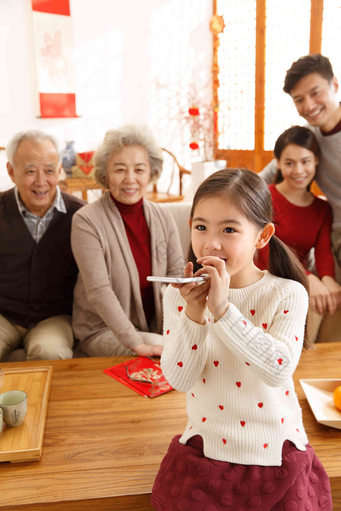 快乐小女孩过年打电话拿着清晰照片