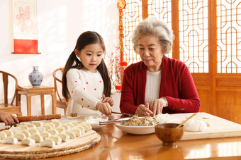 幸福家庭饺子儿童庆祝新年清晰镜头