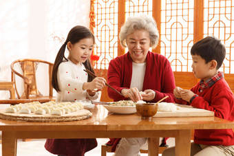 幸福家庭过年包饺子