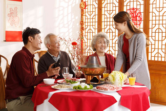 幸福家庭蔬菜餐桌拿着氛围摄影图