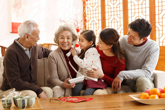 幸福家庭过年打电话