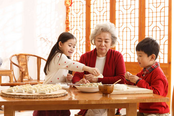 幸福家庭过年包饺子