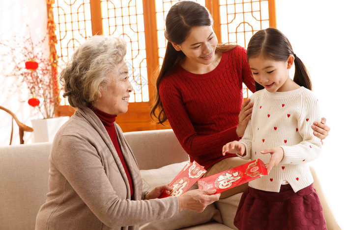 祖母过年给孙女压岁钱联系清晰图片过年团圆 过年聚会