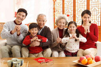 幸福家庭新年装饰祝福祖父镜头