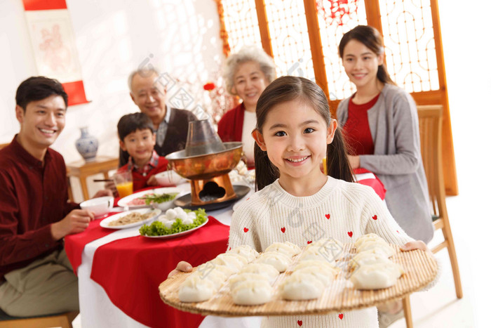 小女孩过年端着饺子幸福图片