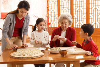 幸福家庭饺子东方团圆饭彩色图片