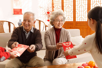 祖父母过年给孙子孙女压岁钱红包<strong>摄影</strong>图