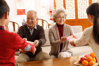 祖父母过年给孙子孙女压岁钱<strong>拜年</strong>高清照片