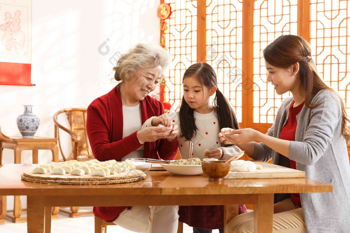 幸福家庭饺子儿童包饺子节日清晰镜头 过年聚会