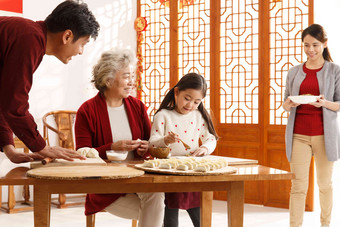 幸福家庭饺子老年人合作成年人