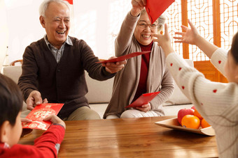 祖父母过年给孙子孙女压岁钱