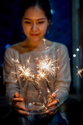 青年女人放烟花火花氛围场景