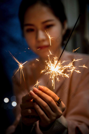 青年女人放烟花燃烧写实场景