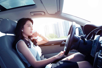 自信的青年女人开车安全带氛围素材