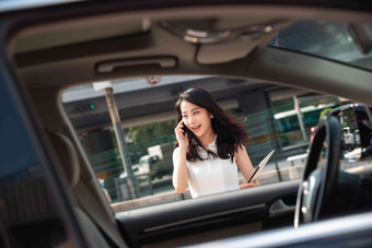 漂亮的青年女人走向汽车