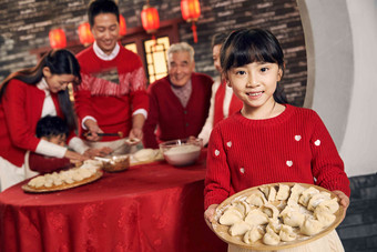 幸福家庭饺子老年人青年人两个孩子的家庭场景