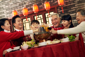 幸福家庭吃团圆饭中国镜头