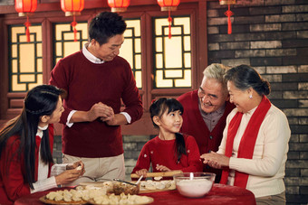 幸福家庭饺子全家福亚洲温馨高端场景