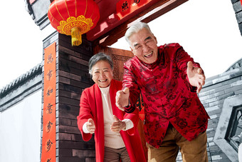 老年夫妇新年老年人中式庭院传统服装