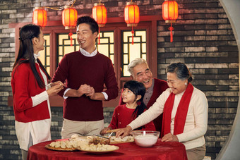幸福家庭饺子房屋灯笼人大家庭氛围素材